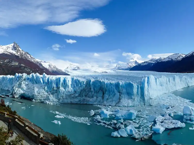 Pasarelas del circuito central con vista panorámica al frente del Glaciar Perito Moreno, balcones de observación en Parque Nacional Los Glaciares.