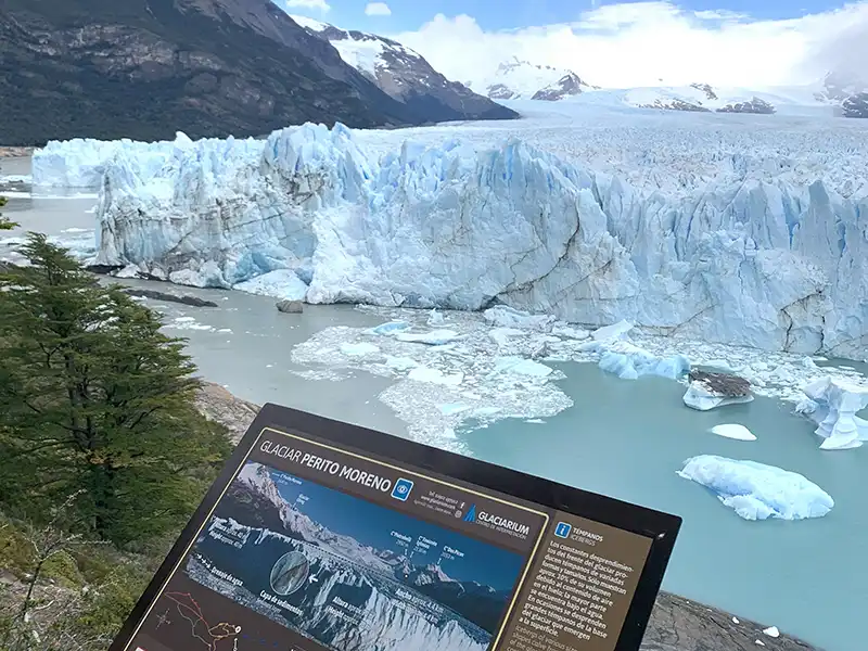 Cartel informativo del circuito de pasarelas con el Glaciar Perito Moreno de fondo, Parque Nacional Los Glaciares.