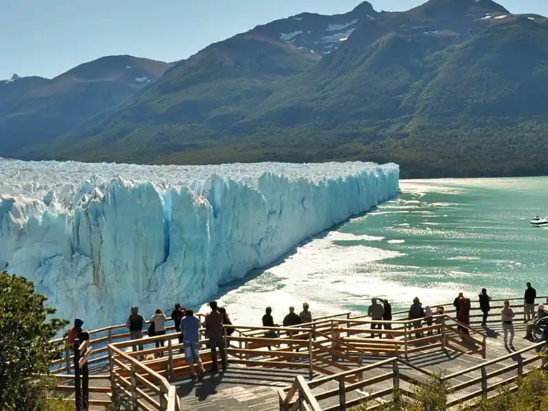 Grupo de turistas observando el frente del Glaciar Perito Moreno desde las pasarelas, mirador en el Parque Nacional