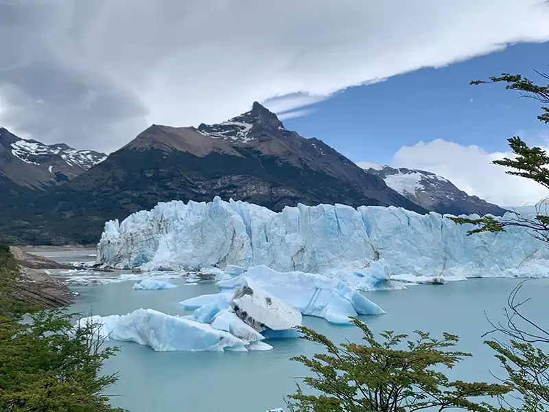 Témpanos de hielo azul flotando en el Canal de los Témpanos frente al Glaciar Perito Moreno, Parque Nacional.