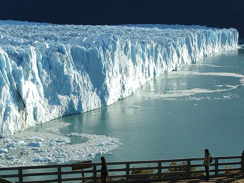 Vista de la pared norte del Glaciar Perito Moreno sobre el Canal de los Témpanos, Parque Nacional Los Glaciares.