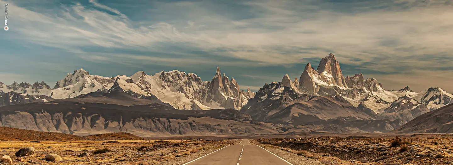 Vista panorámica de la carretera hacia El Chaltén con el monte Fitz Roy al fondo, Patagonia Argentina.