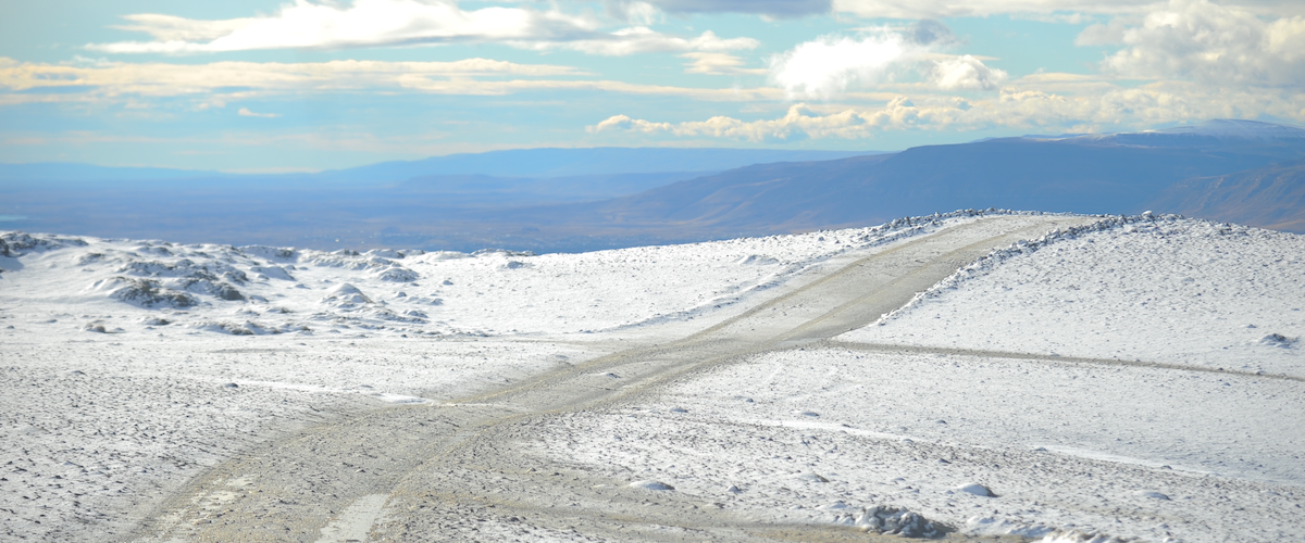 Vehículo 4x4 en el camino de montaña del Cerro Frías con vista panorámica al Lago Argentino y la Cordillera