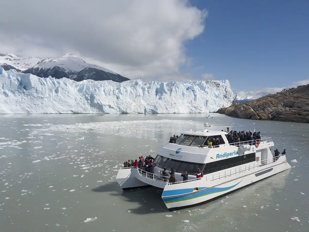 Safari Náutico en el Glaciar Perito Moreno, navegación en catamarán frente a la pared sur entre pequeños fragmentos de hielo.