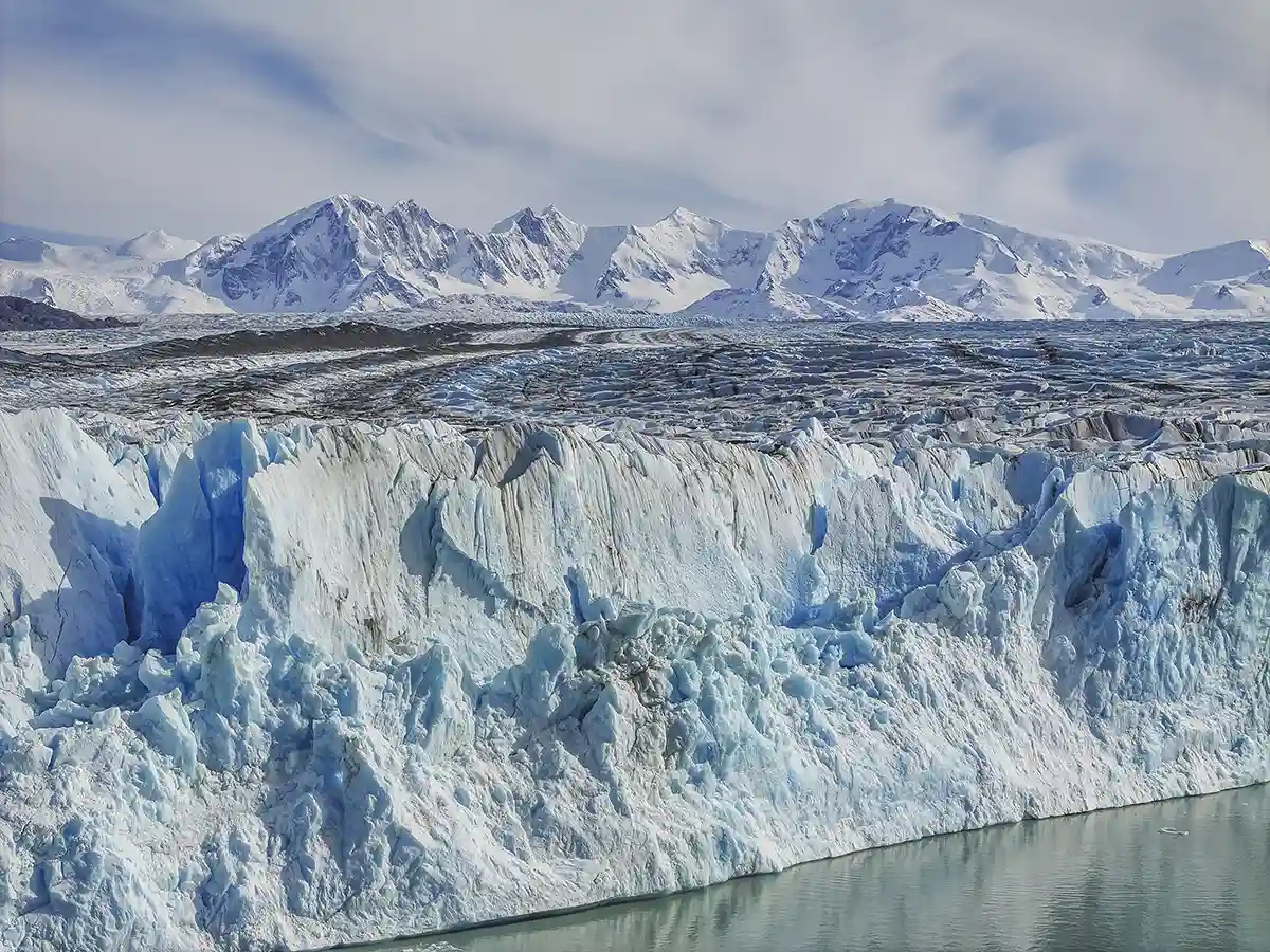 Gran témpano de hielo azul flotando a la deriva en el Lago Viedma, fragmento desprendido del Glaciar Viedma en El Chaltén.