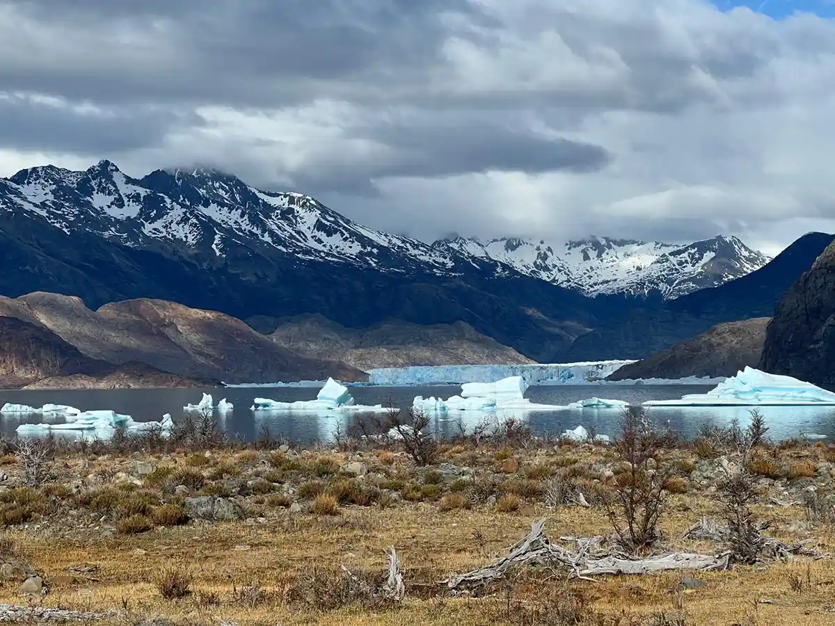 Aproximación al Glaciar Viedma desde el Lago Viedma, vista de las paredes de hielo azul en el Parque Nacional Los Glaciares.
