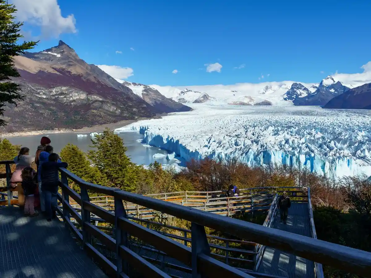 Caminata por el bosque andino patagónico en Puesto de Vacas con vistas a los témpanos, desembarque del tour Glaciares Gourmet.