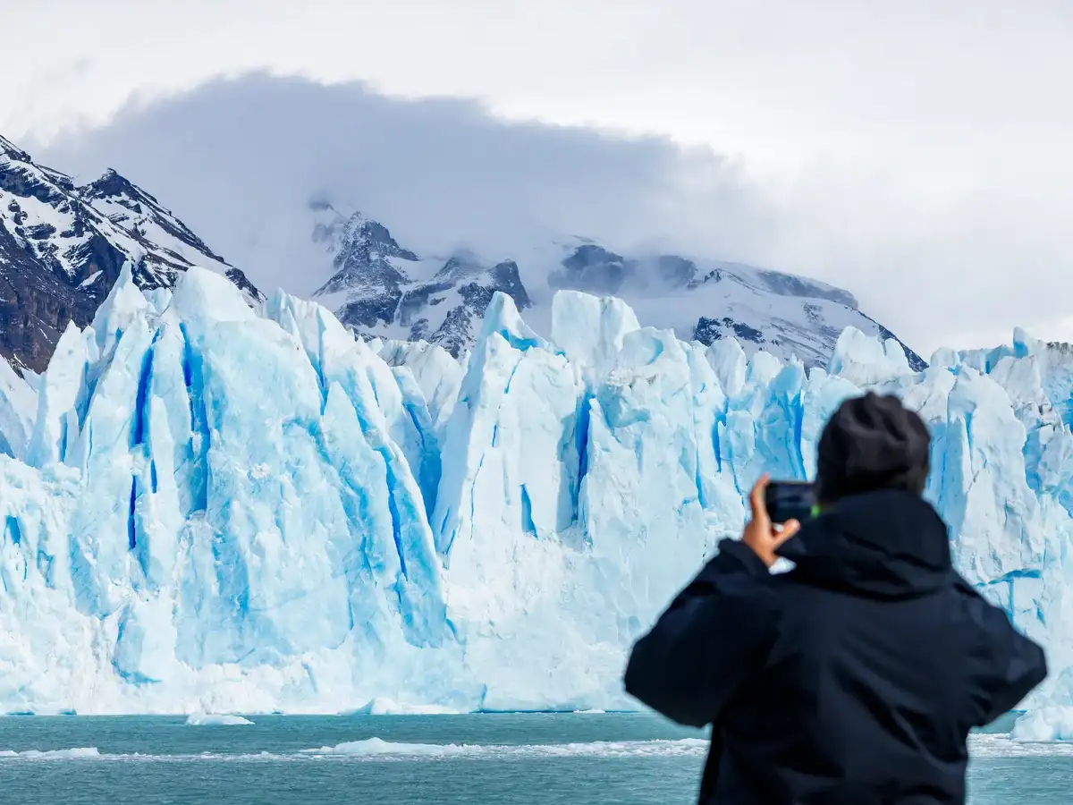 Grandes témpanos de color azul intenso desprendidos del Glaciar Upsala en el Brazo Norte del Lago Argentino, vista de navegación.