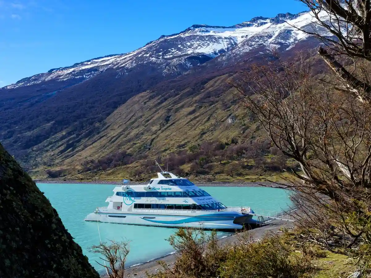 Turistas en la cubierta exterior observando témpanos azules del Glaciar Upsala, navegación por el Brazo Norte del Lago Argentino.