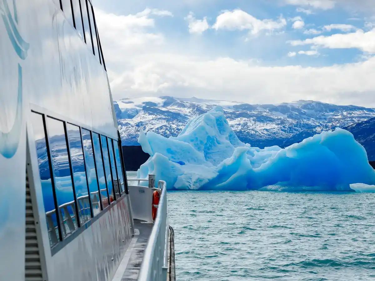 Vista del Glaciar Spegazzini desde el salón premium de la embarcación María Turquesa, navegación de lujo con ventanales panorámicos.