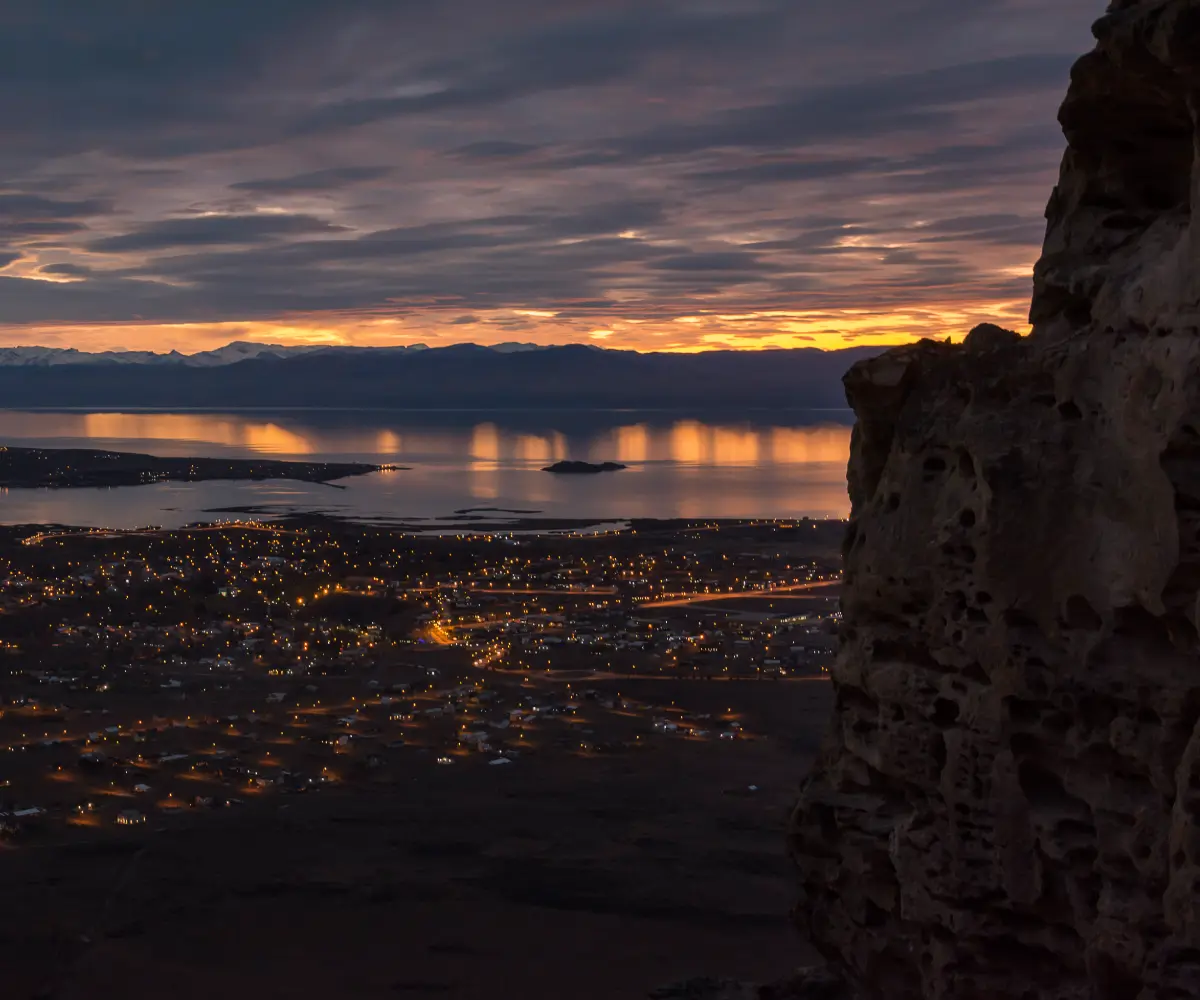 Vista nocturna de El Calafate y el Lago Argentino desde los Balcones de Calafate.