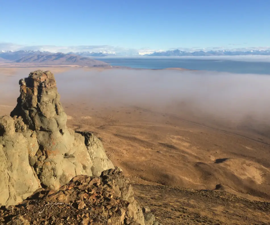 Estepa patagónica y formaciones rocosas en el ascenso a los Balcones de Calafate.