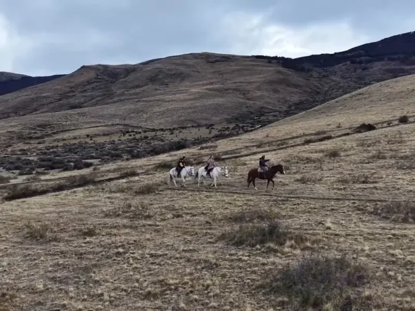 Video del tour a Cerro Frías con 4x4, trekking y cabalgatas