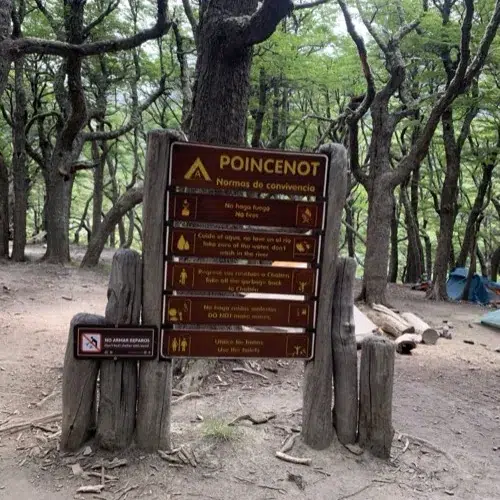 Cartel de normas de convivencia del campamento Poincenot en el bosque, El Chaltén.