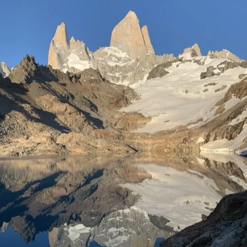 Monte Fitz Roy reflejado en las aguas de la Laguna de los Tres al amanecer, El Chaltén.