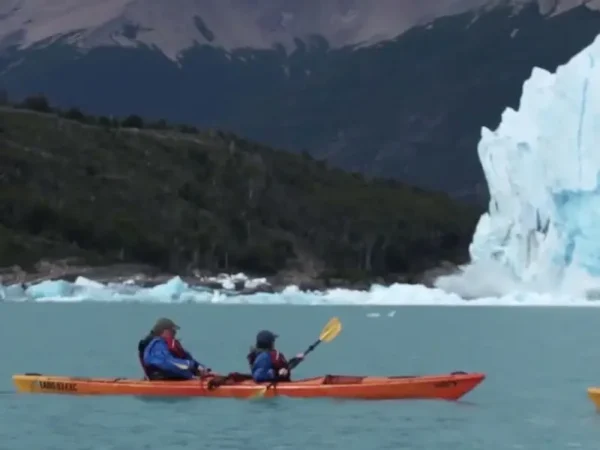 Video del kayak frente al Glaciar Perito Moreno a metros de sus torres de hielo